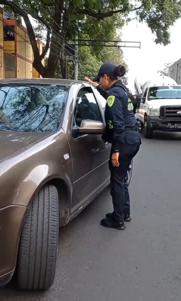 El carril confinado es exclusivo de Metrobús. 🚍

Con la <a href="/SSC_CDMX/">SSC CDMX</a> realizamos operativo para sancionar la invasión. 🚨

📍 Metro Coyuya, L5