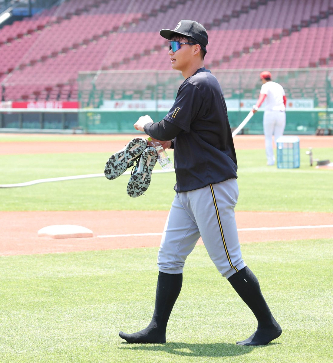 芝生の上では靴下で🧦 #森下翔太 選手 #阪神タイガース #tigers