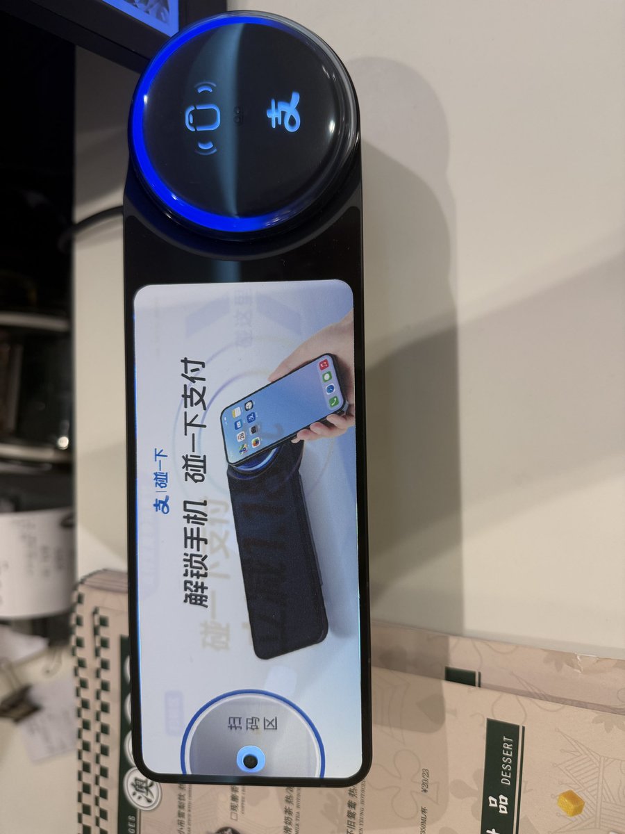 当年把二维码支付吹的天上有地下无的，鄙视日本没有二维码支付，现在又搞一个touch支付。这不跟suica又同步了麽。🤭 主要可能日本人比较冷感，没觉得多个二维码，多个电子支付有啥区别。
