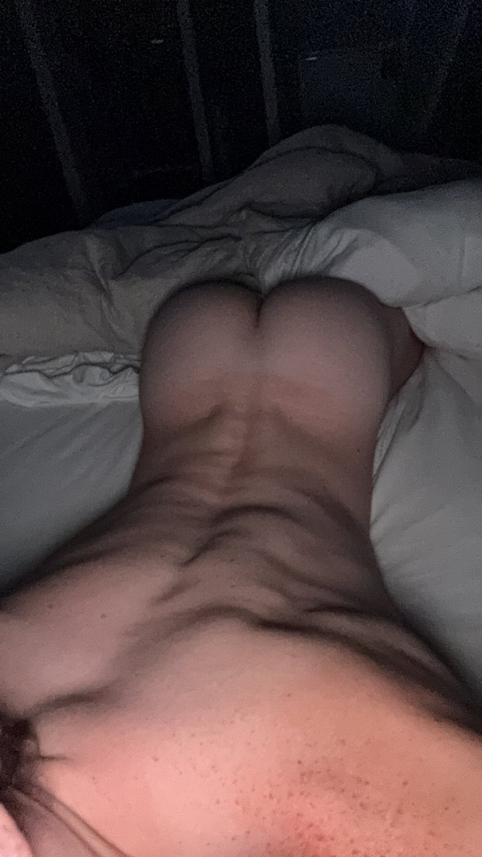 Lazy Friday night in. Really just want a boy to play w my cheeks rn 😌