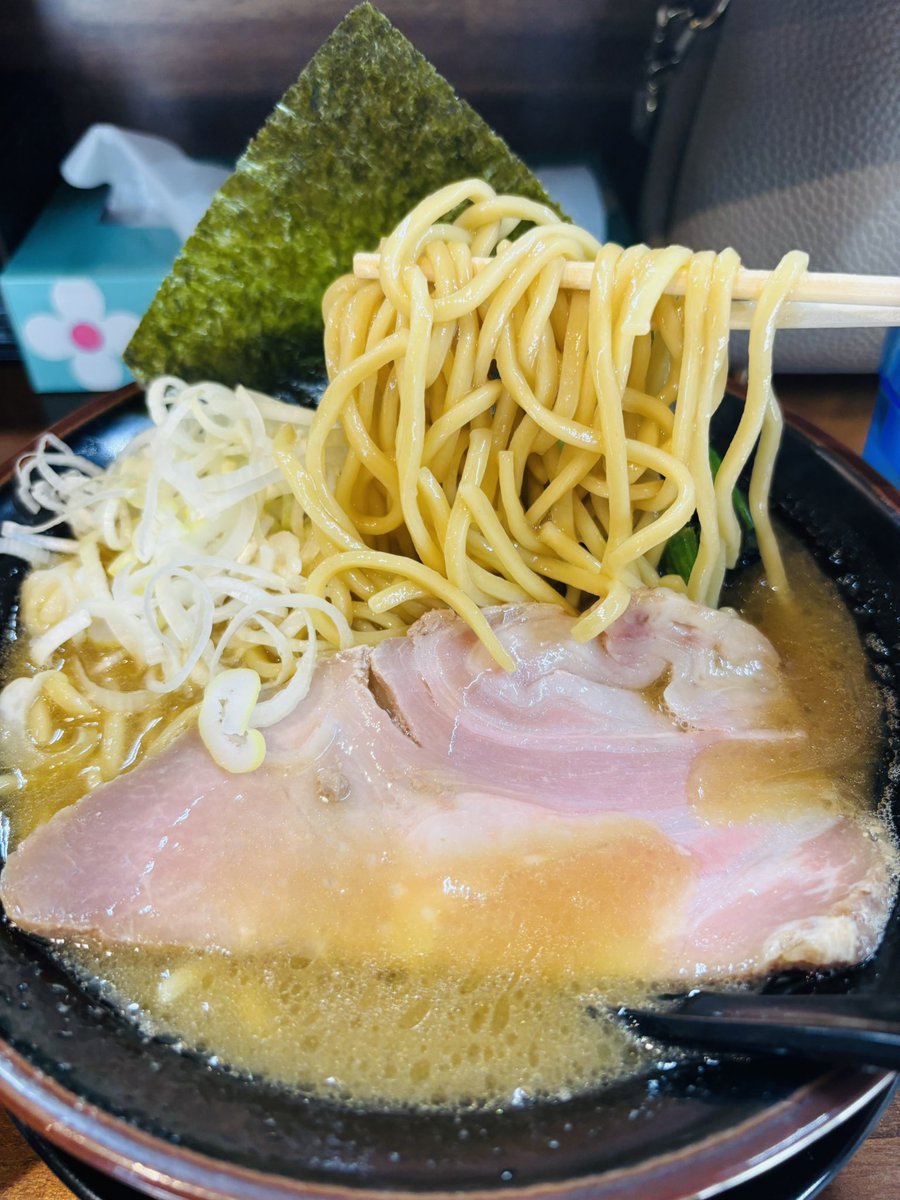 らぁ麺 BUTABONE🍜
津久井浜🚃

豚骨醤油らぁ麺
ライス注文👆❤️

横須賀ラーメンはしご旅
3件目だったけど
スープが美味しくて
ペロリと食べられた〜😋🫶

まだまだ横須賀方面
気になるラーメン屋さん
沢山あるので
またはしごしに行こうと\(* ॑꒳ ॑* )/🍜🍜