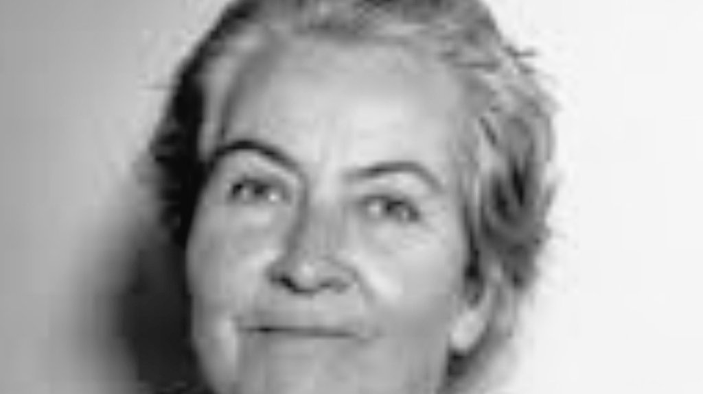 "Soy yo misma mi ciprés
mi sombreadura y mi ruedo,
mi sudario sin costuras,
y mi sueño que camina"

Gabriela Mistral 

Chile, 1889 - EE. UU. 1957

Premio Nobel de Literatura 1945