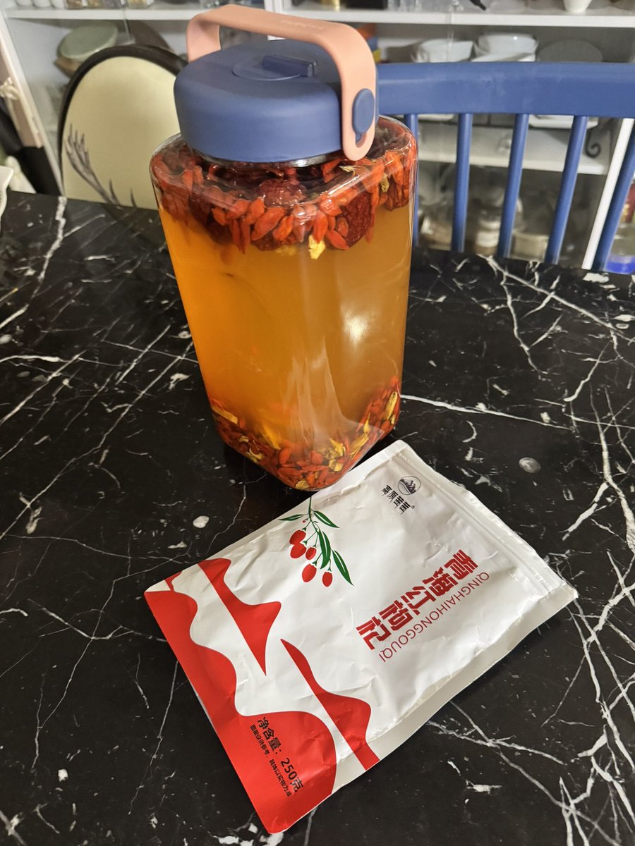 My husband works in China, and whenever he comes home once a month, one of his coworkers always sends gifts for him to bring back to Korea.
This time, it was goji berries… I wasn’t sure how to use them, so I decided to make infused liquor.
Apparently, it’ll be ready to drink in