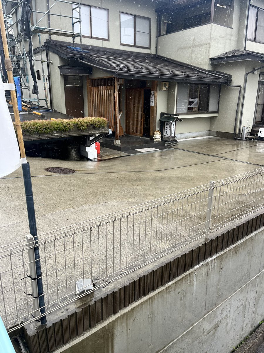 koushoan's tweet photo. おはようございます。
本日昼のみ営業となります。
駐車場が工事中のため、スロープに
縦列駐車になってしまいますが、停めることができますので、よろしくお願いします。 https://t.co/e37BBT7L1T
