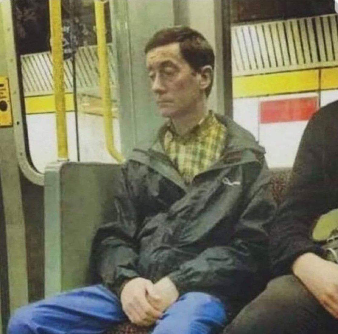 armando_evora's tweet image. Se durmió en el metro y soñó que era un juguete que tenía aventuras. 

Director: C. Nolan. 

#PlotPoint
