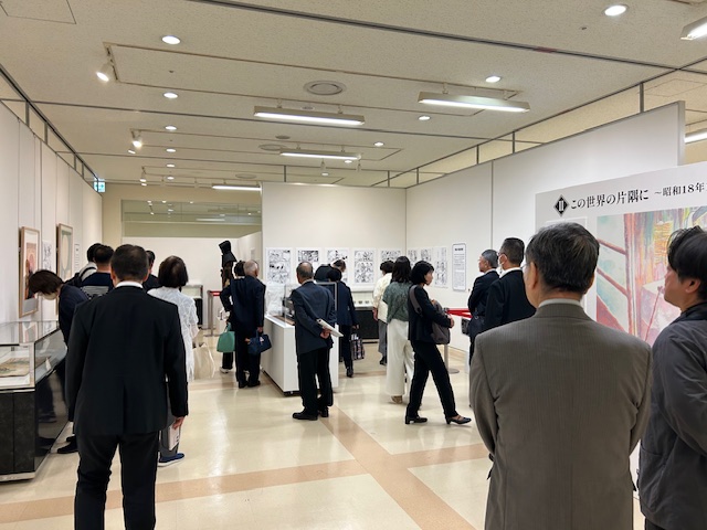 YamatoMuseum's tweet photo. 【戦後８０年　昭和館・大和ミュージアム合同企画展　再現展示『この世界の片隅に』～よみがえる昭和の情景～】
漫画 「この世界の片隅に」 の人物や風景、くらしに関連する資料を展示しています。

会期:5/30(金)～6/5(木) 10時～17時
場所:JMSアステールプラザ
料金:無料

https://t.co/tZtMn5XwMy https://t.co/qQ2DunqNLx