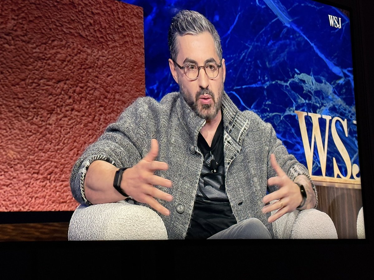 kevinrose's tweet image. Great time on the @WSJ stage with the legend @alexisohanian, discussing the future of social / @digg 🙏
