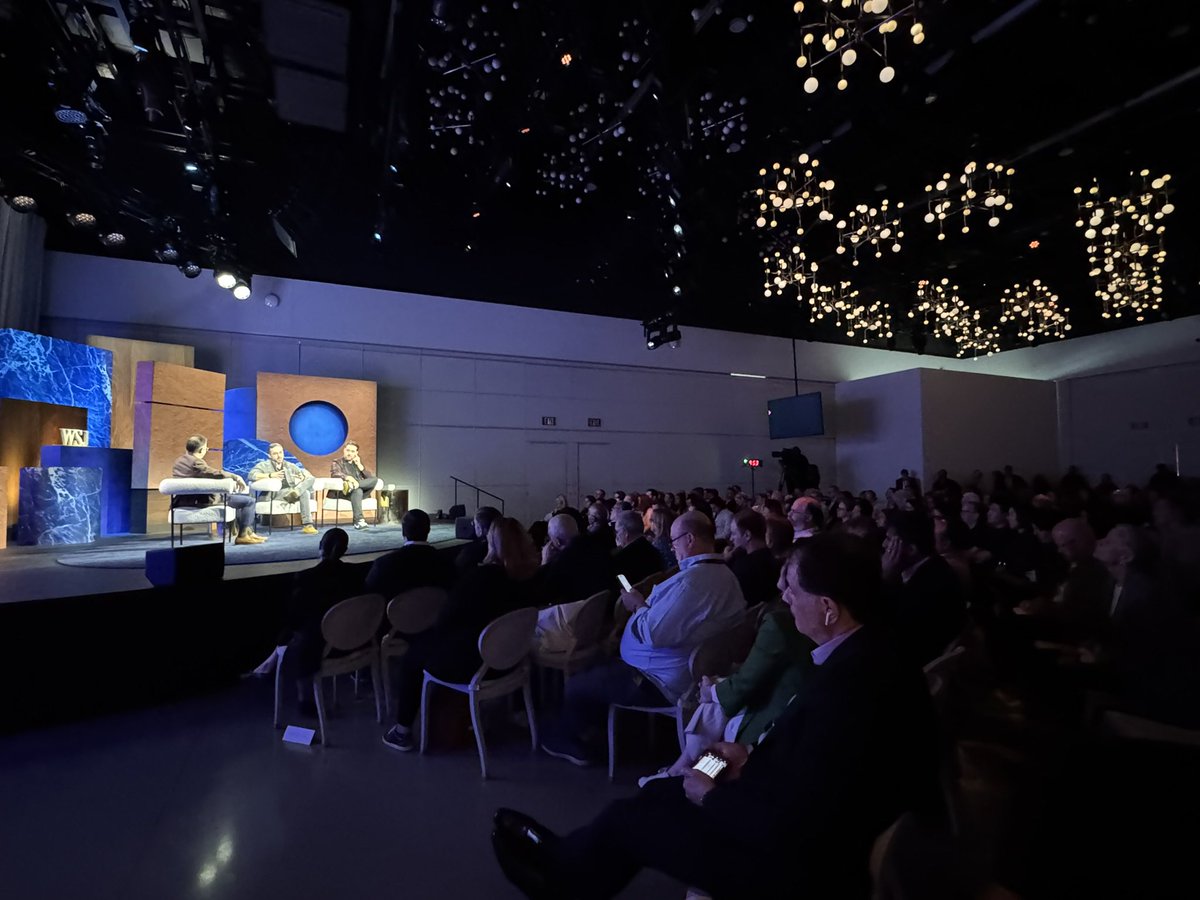 kevinrose's tweet image. Great time on the @WSJ stage with the legend @alexisohanian, discussing the future of social / @digg 🙏