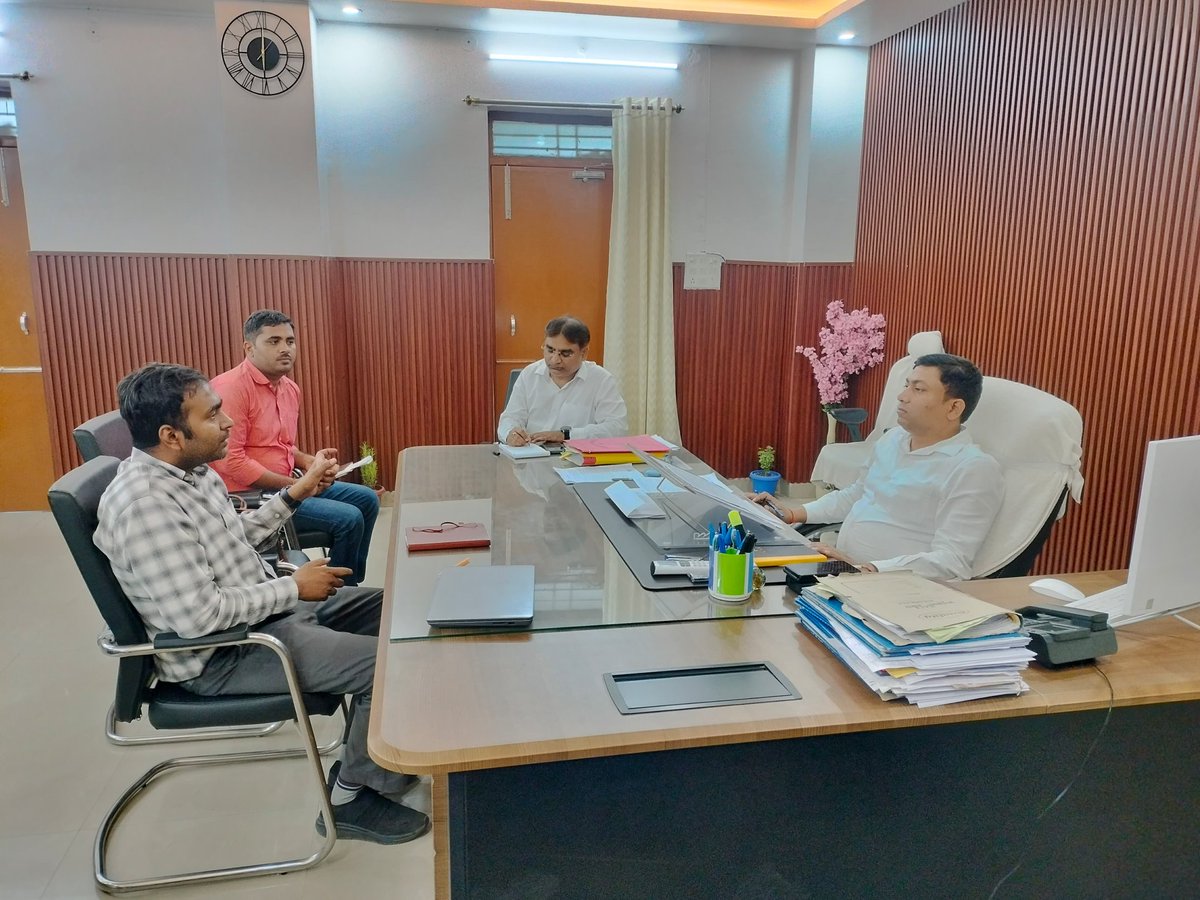 sdm_barh's tweet photo. अनुमंडल पदाधिकारी बाढ़ के द्वारा बुडको द्वारा बाजार कार्यान्वित विकास योजनाओं का समीक्षा बैठक किया गया। https://t.co/6oKhKQgU2W