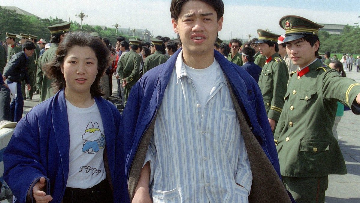 1989年天安门民主运动期间，吾尔开希（北京师范大学教育系一年级学生）与女友刘燕（中央民族学院学生）