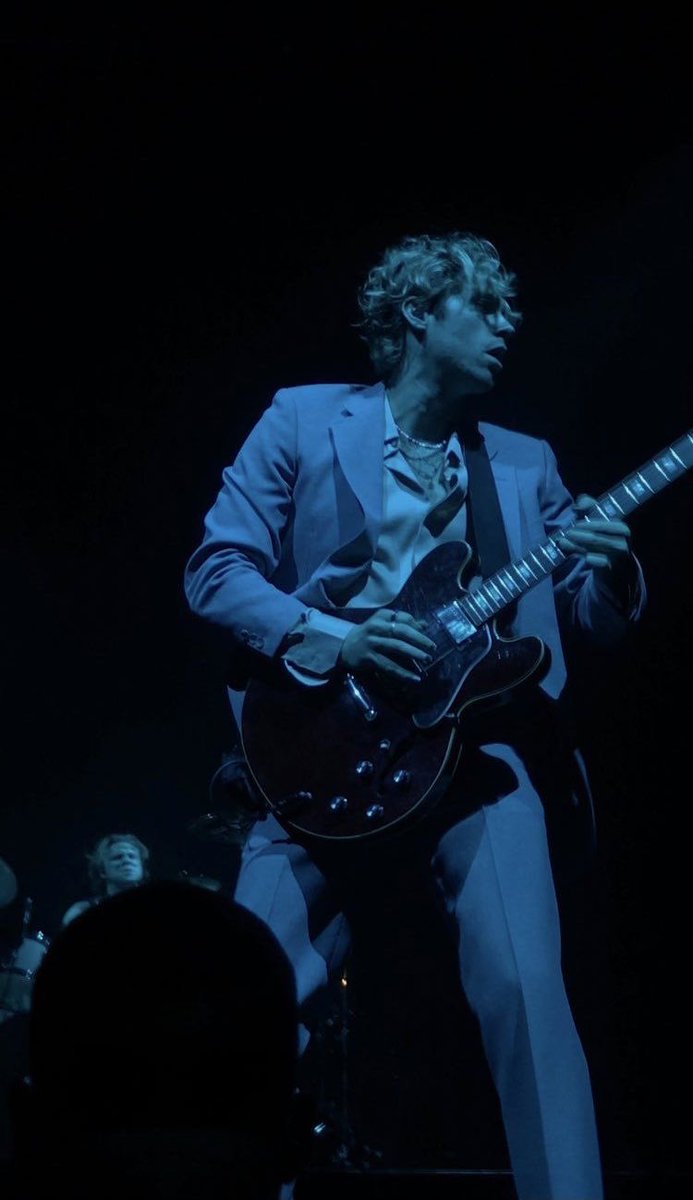 Luke Hemmings &amp; the color blue 🦋💙