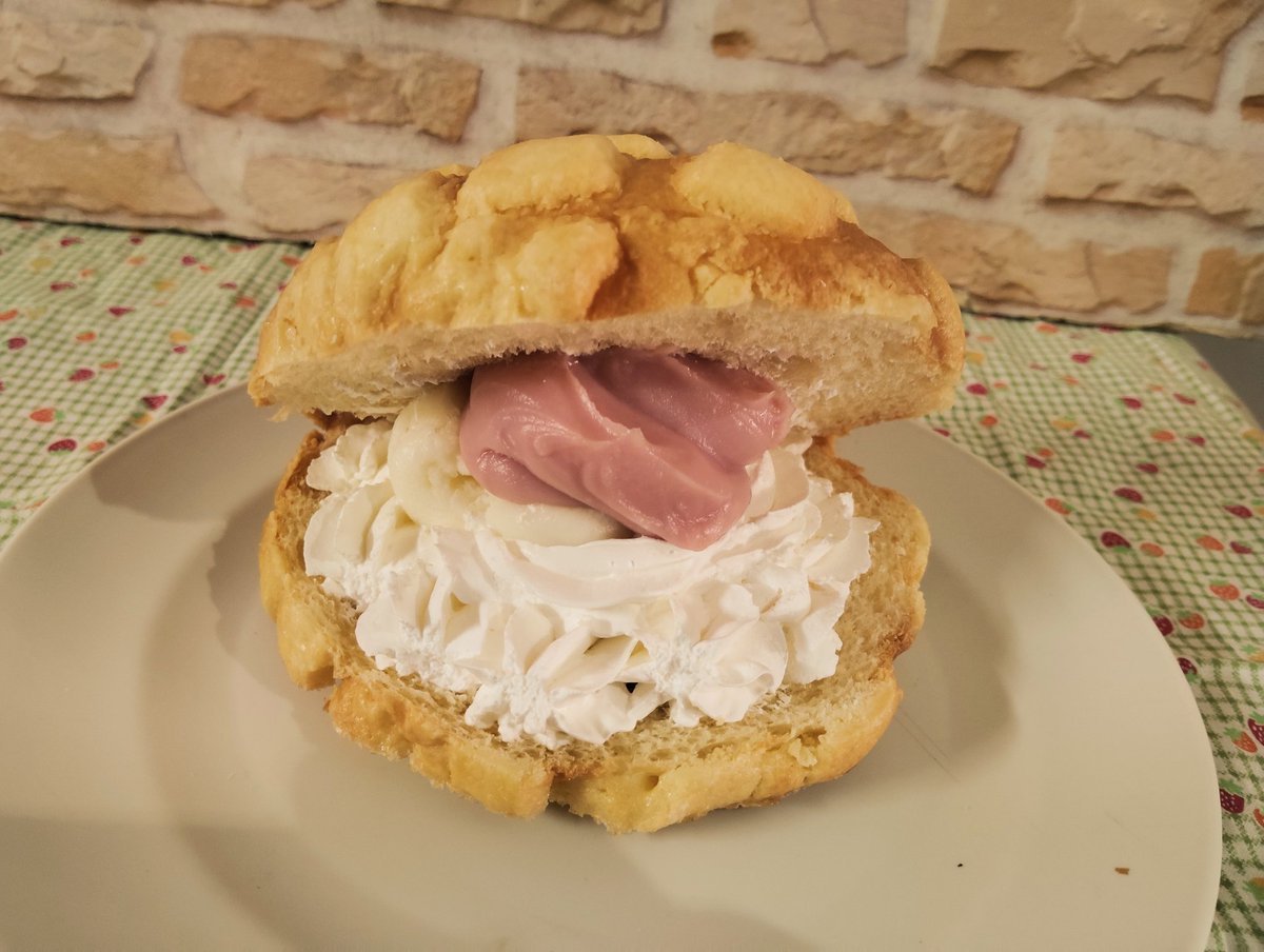 日本一になったメロンパンを売る店「むろぴ」 (@meronpanmuropi