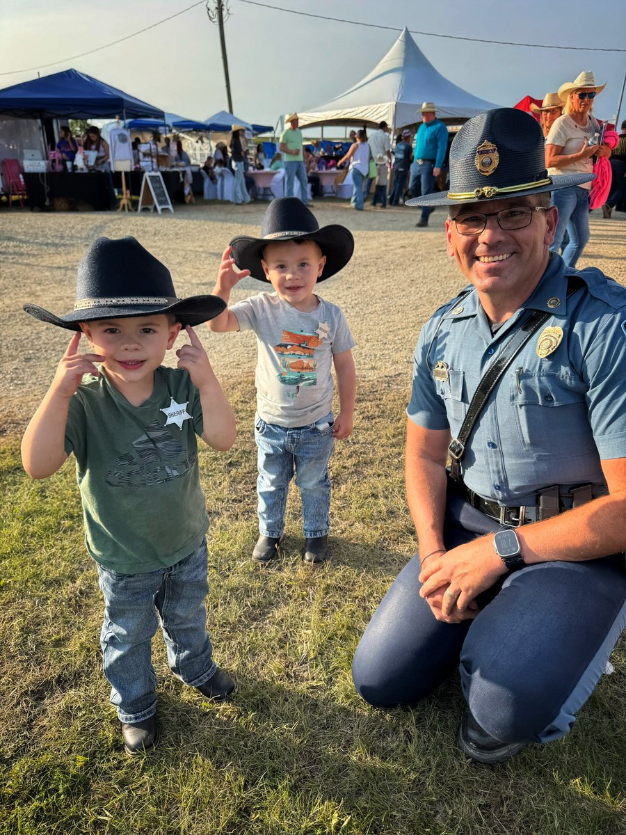 TrooperBenKHP's tweet image. At the Flint Hills Rodeo in Strong City, Kansas
I had the chance to meet two little cowboys named Jaxen and Jhett. Both 3 years old. One had a Marshall badge on and they came up to talk with me and give a fist bump.
Their parent asked for a photo and this is the moment we…