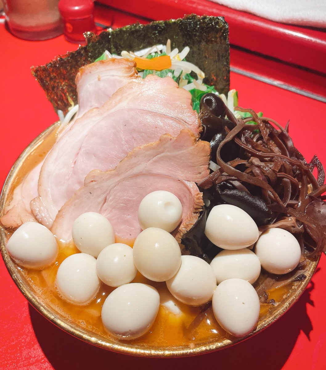 名もある麺活🍜厚木家さん
チャーシュー大、野菜、木耳、鶉20
薫香纏った神チャーシュー
ニンニク&amp;お酢を纏った野菜、木耳
聖汁を纏った聖闘士鶉20で飛んだ🕊️
【能書不要】
厚はきっと奪うでも与えるでもなくて
気がつけばそこにあるもの
厚木家の皆様ご馳走様でした
🥚鶉メーター🥚1125/2500
#厚木家