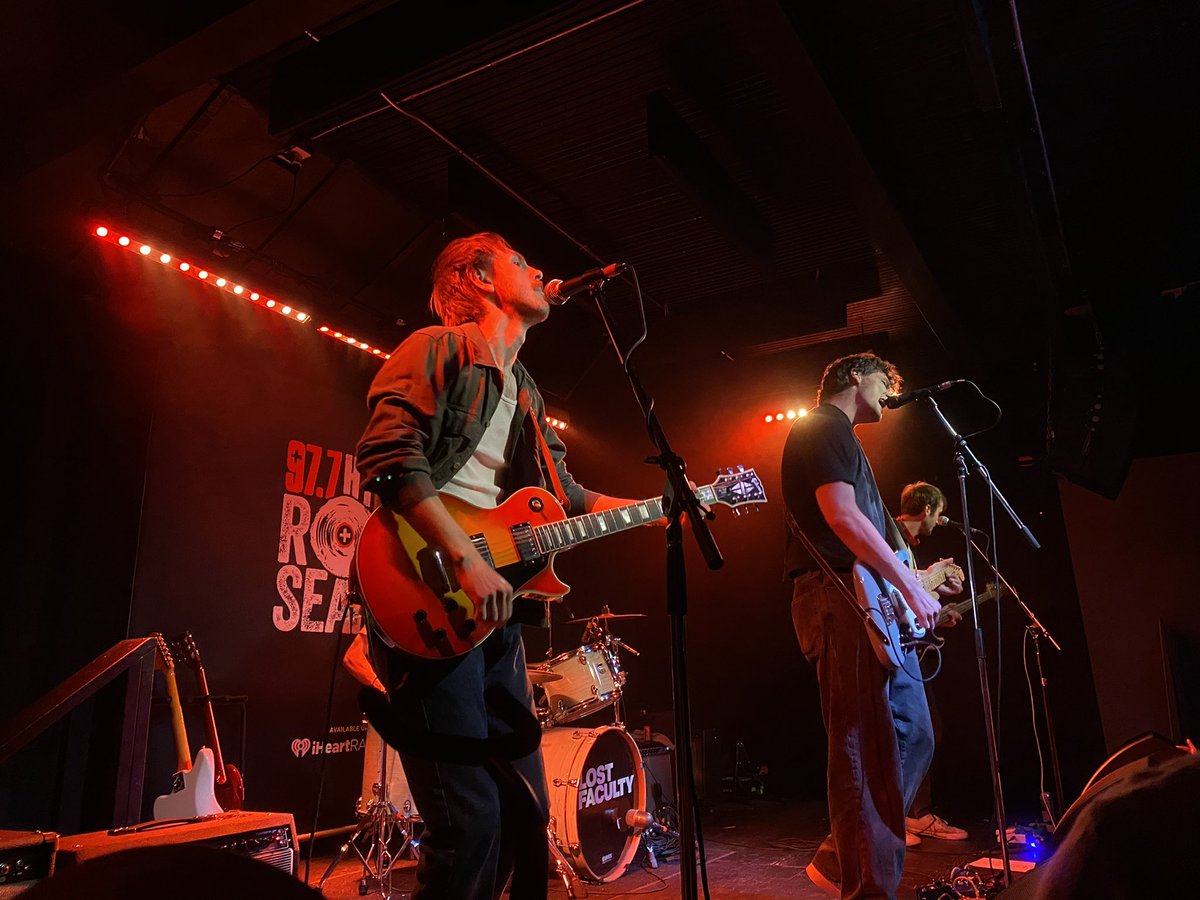 977HTZFM's tweet image. #LostFaculty is tearing up the stage at
Warehouse in St. Catharines !
#RocksearchFinals #HTZFMRoadies #HTZNation