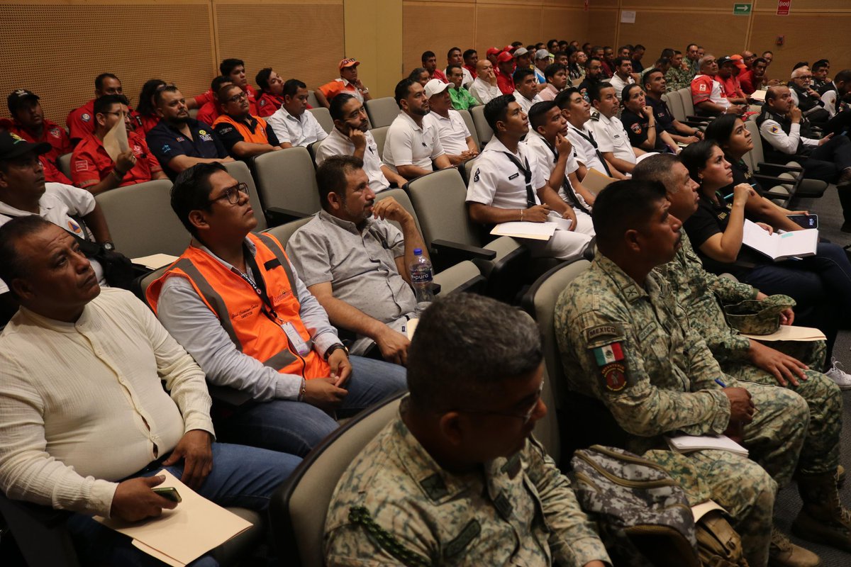 EvelynSalgadoP's tweet photo. Para fortalecer la preparación y la capacidad de respuesta durante esta temporada de lluvias, 🌧️ la @CNPC_MX y @PC_Guerrero llevaron a cabo el curso-taller “Atención de Emergencias por Huracanes”, dirigido a autoridades municipales, cuerpos de emergencia y personal operativo de la zona costera del estado. (1/2)