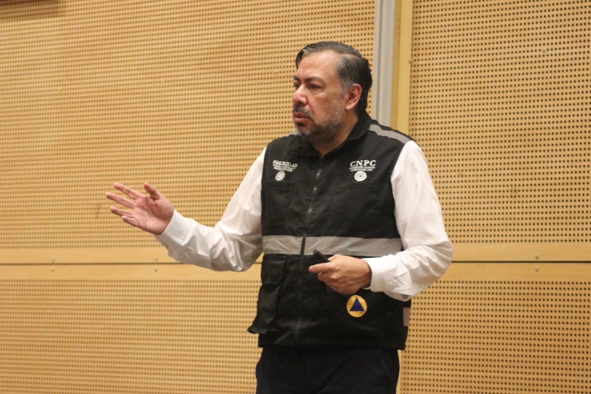 EvelynSalgadoP's tweet photo. Para fortalecer la preparación y la capacidad de respuesta durante esta temporada de lluvias, 🌧️ la @CNPC_MX y @PC_Guerrero llevaron a cabo el curso-taller “Atención de Emergencias por Huracanes”, dirigido a autoridades municipales, cuerpos de emergencia y personal operativo de la zona costera del estado. (1/2)