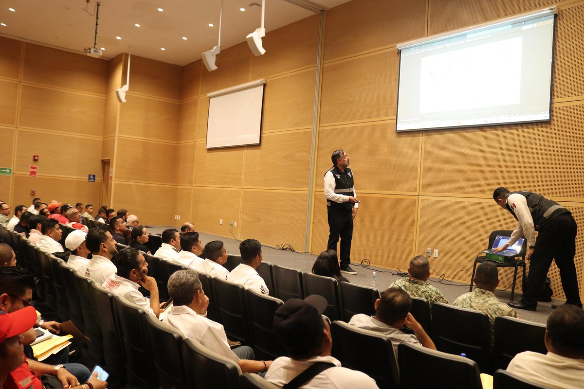 EvelynSalgadoP's tweet photo. Para fortalecer la preparación y la capacidad de respuesta durante esta temporada de lluvias, 🌧️ la @CNPC_MX y @PC_Guerrero llevaron a cabo el curso-taller “Atención de Emergencias por Huracanes”, dirigido a autoridades municipales, cuerpos de emergencia y personal operativo de la zona costera del estado. (1/2)