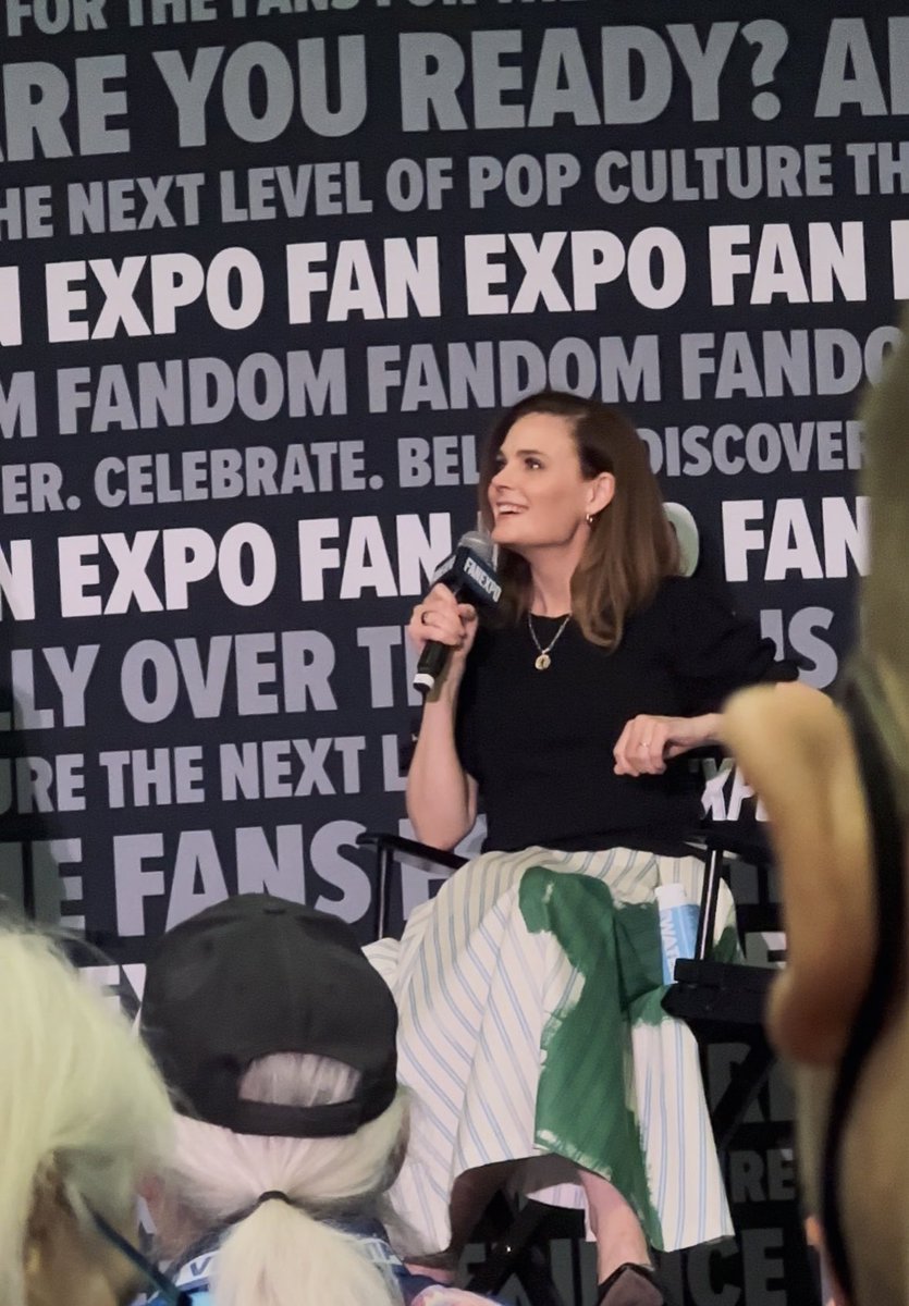 ashisnotatree's tweet image. emily deschanel in Dallas fan expo!!🥹🥹🥹 #fanexpodallas
