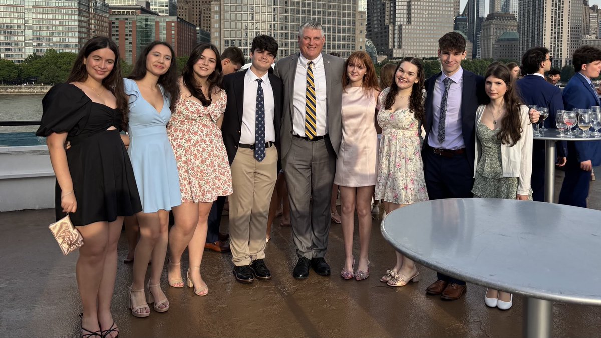 KMCommClub's tweet photo. Congratulations to some of the Senior members of Communications Club as they begin to celebrate their graduation on the Senior Send-Off last night around NYC! #kellenberg #2enior5 https://t.co/YBH5sq29z2