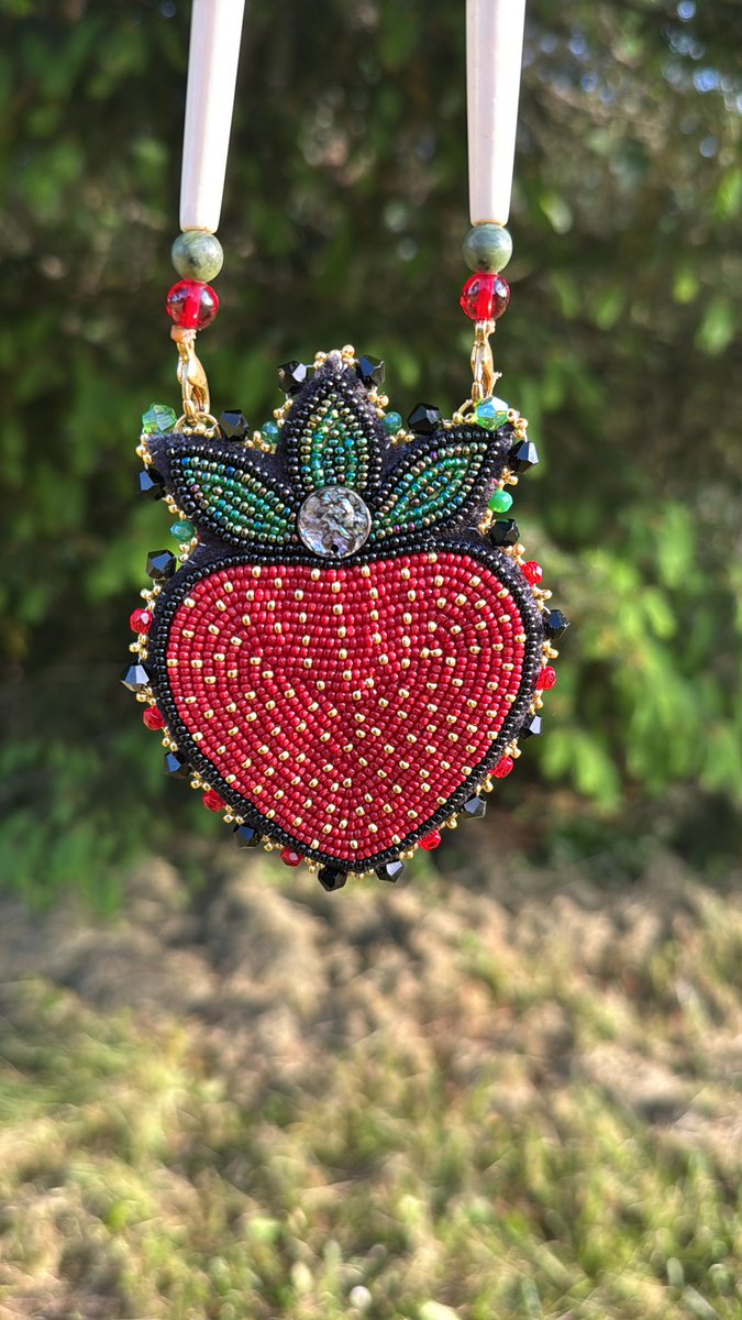 baebeading's tweet photo. Strawberry medallion done 👍🏽🍓🍰 https://t.co/Lmx3K8aLLk