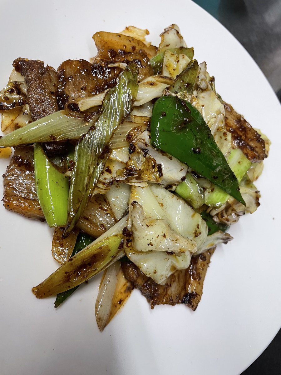 5/31土
昼夜共に通常営業です🈺

今日はアレの日❣️
と言う訳で回鍋肉で決まり👌

一旦茹でた豚肉を鍋で焼いてチュウニャンと豆板醤を入れます🔥
なんだかエモくないですか！？

生憎のお天気の土曜となってしまいましたがお気をつけてお越しくださいませ🍜