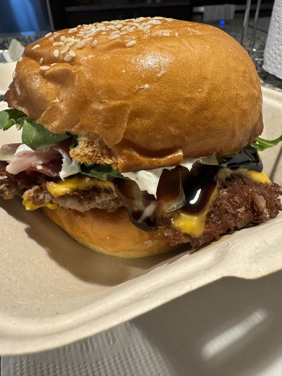 BurgerHitsNotes's tweet image. Felt cute, might delete later.