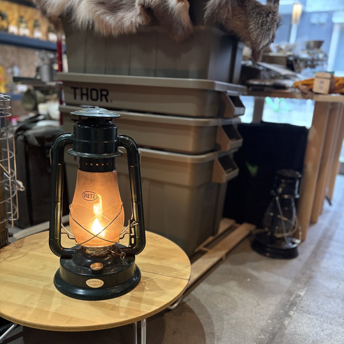 honda_lamp_shop's tweet photo. おはようございます♪
雨ですね〜☂️風も強めです。
今日は棚卸のため17時までの営業とさせて頂きます。
(ホントは所用のため)
ご来店の際はお気をつけてお越しください☆
#ランタン #キャンプギア #dietz80 https://t.co/a4ZA8SBnfT