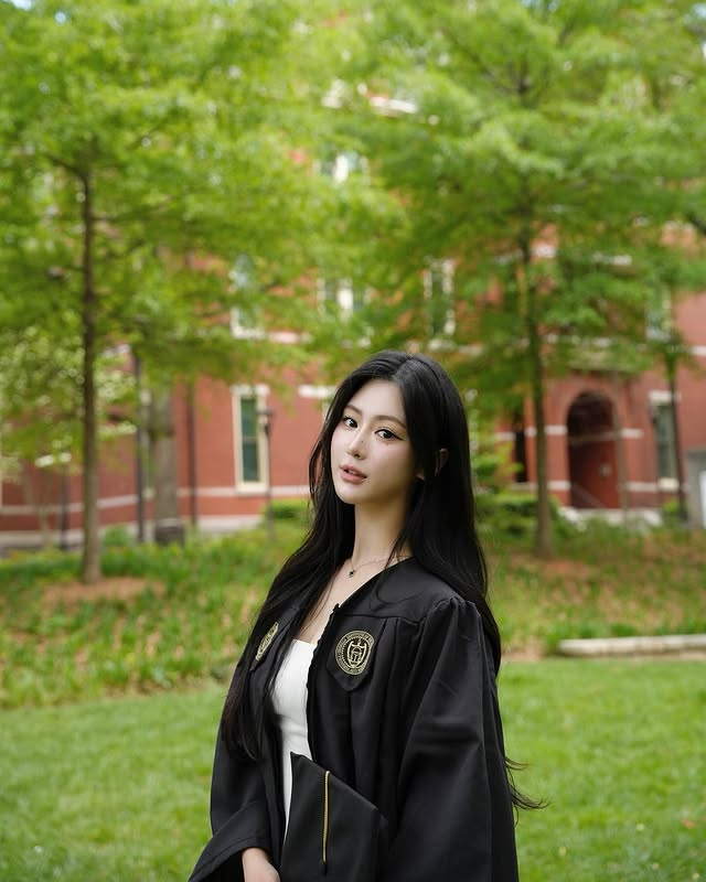 chouxruby's tweet photo. done with the BS…  

…in Computer Science 🎓

@GeorgiaTech @gtcomputing #graduation #csmajor #georgiatech #collegegrad #gradpics #졸업 #졸업사진 #대졸 #조지아텍 #大学卒業 https://t.co/8zLt5YjgO1