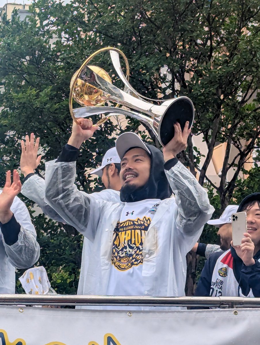 yushonerae25's tweet photo. 宇都宮ブレックス
優勝パレード
観てきました
みなさん感動をありがとう😭
マコはクールに立ってる😅
#宇都宮ブレックス
#BERX
#BERXNATION https://t.co/P0Otu5bRX8