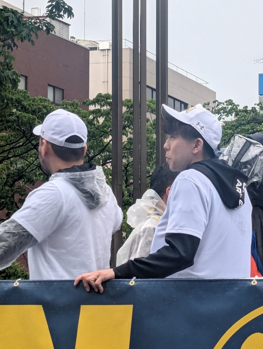 yushonerae25's tweet photo. 宇都宮ブレックス
優勝パレード
観てきました
みなさん感動をありがとう😭
マコはクールに立ってる😅
#宇都宮ブレックス
#BERX
#BERXNATION https://t.co/P0Otu5bRX8