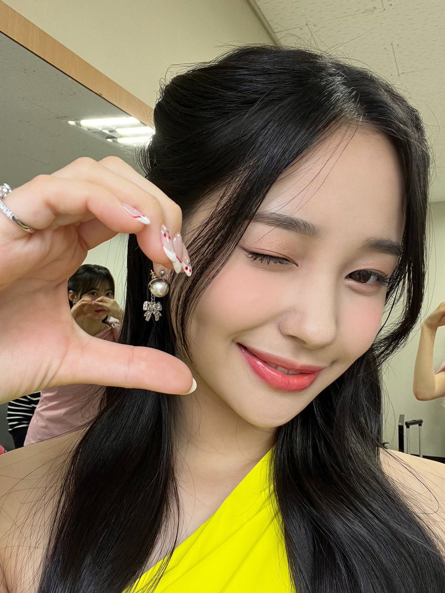 julywithyo_'s tweet image. Hyewon-ah, happiest birthday🤍🎉
You’re still my lovely maknae and good luck on your new career!!

t: @chczoa