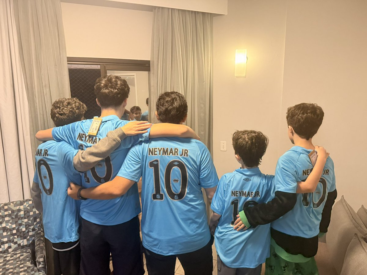 jennermarques's tweet photo. @SantosFC #mantoazul #SOMOSTODOSNEYMAR
Fomos os primeiros a comprar o #mantoazul hoje na loja do @SantosFC. Chegamos quando abriram a caixa. https://t.co/eCR9wqNl4H