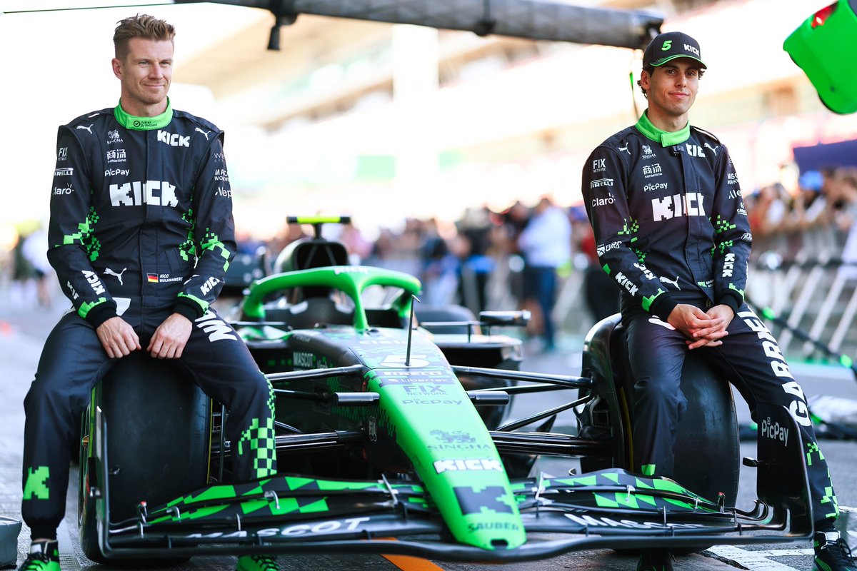 © 𝗙𝗼𝗿𝗺𝘂𝗹𝗮 𝟭 — 𝖲𝗉𝖺𝗇𝗂𝗌𝗁 𝖦𝗋𝖺𝗇𝖽 𝖯𝗋𝗂𝗑！

Descubre la livery y los trajes especiales de Kick Sauber este fin de semana 👀💚

#RPF1 | #F1RPSpanishGP