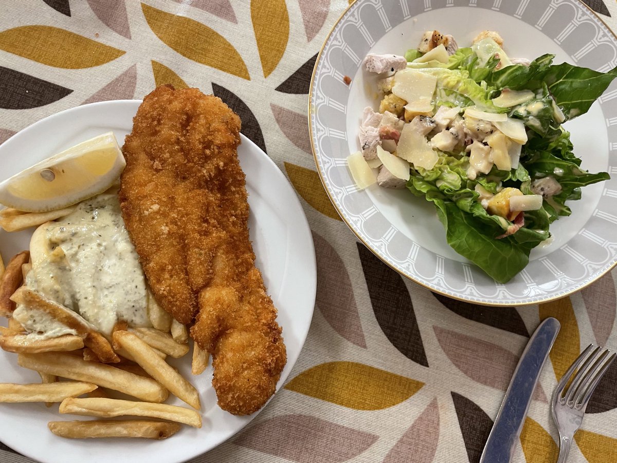 #령모밀 
닭수제비
정혈 간식
시저샐러드랑 피쉬앤칩스(인데 칩스는 안먹음ㅜ)