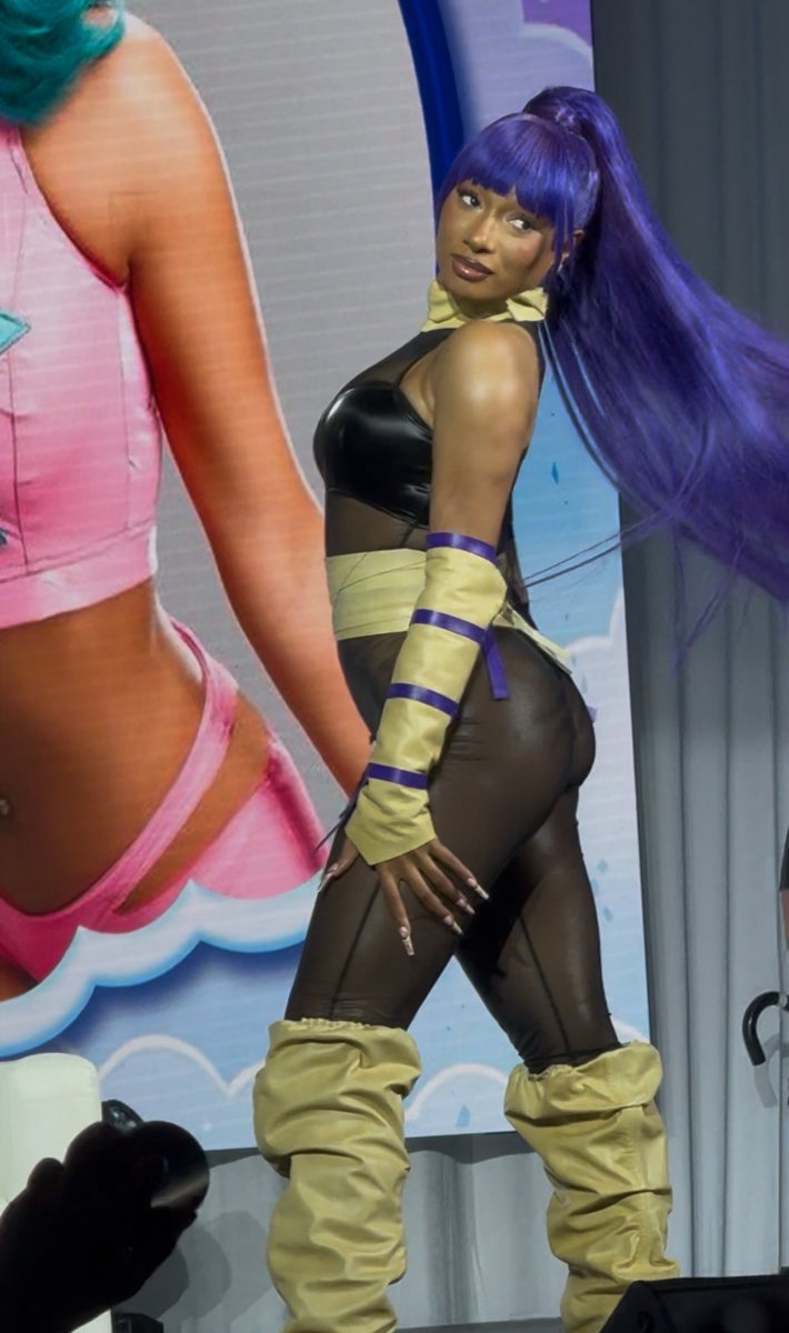 Megan Thee Stallion looking incredible onstage <a href="/dreamconvention/">Dream Con</a>