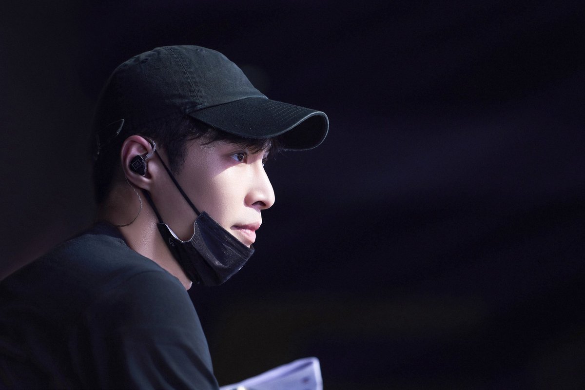 lay_studio's tweet photo. The restless heat of summer is rising—@layzhang brings brilliance to tonight’s stage! 🔥
#LAY #LayZhang https://t.co/ch5C2fG9iR