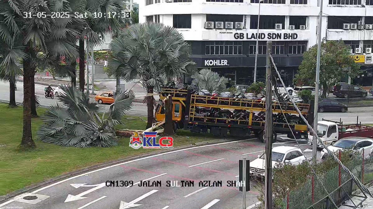 Laporan trafik semasa (31/05/25 | 10.30am)

#kltu JALAN TUANKU ABDUL HALIM: Lori terbabas di susur Jalan Sultan Azlan Shah menghalang lorong kanan, jadi punca kesesakan dari simpang Jalan Segambut.