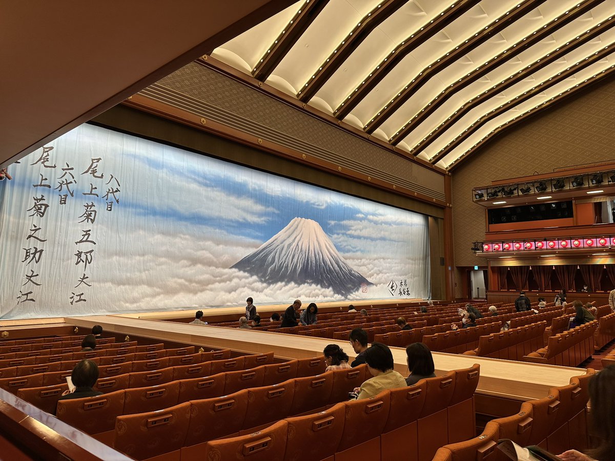 cocotak's tweet photo. 今回は、歌舞伎座で行われた「團菊祭五月大歌舞伎」を贅沢に満喫してきました！
なんと…！花道がすぐ近くに見える「西桟敷席」で観劇。
大好きな《勧進帳》に胸アツになりつつ、桟敷席限定のお弁当までいただいちゃいました。

動画はコチラ→ https://t.co/n10eDW3J6k

#歌舞伎
 #團菊祭
 #勧進帳 https://t.co/Hw5qDZoBan