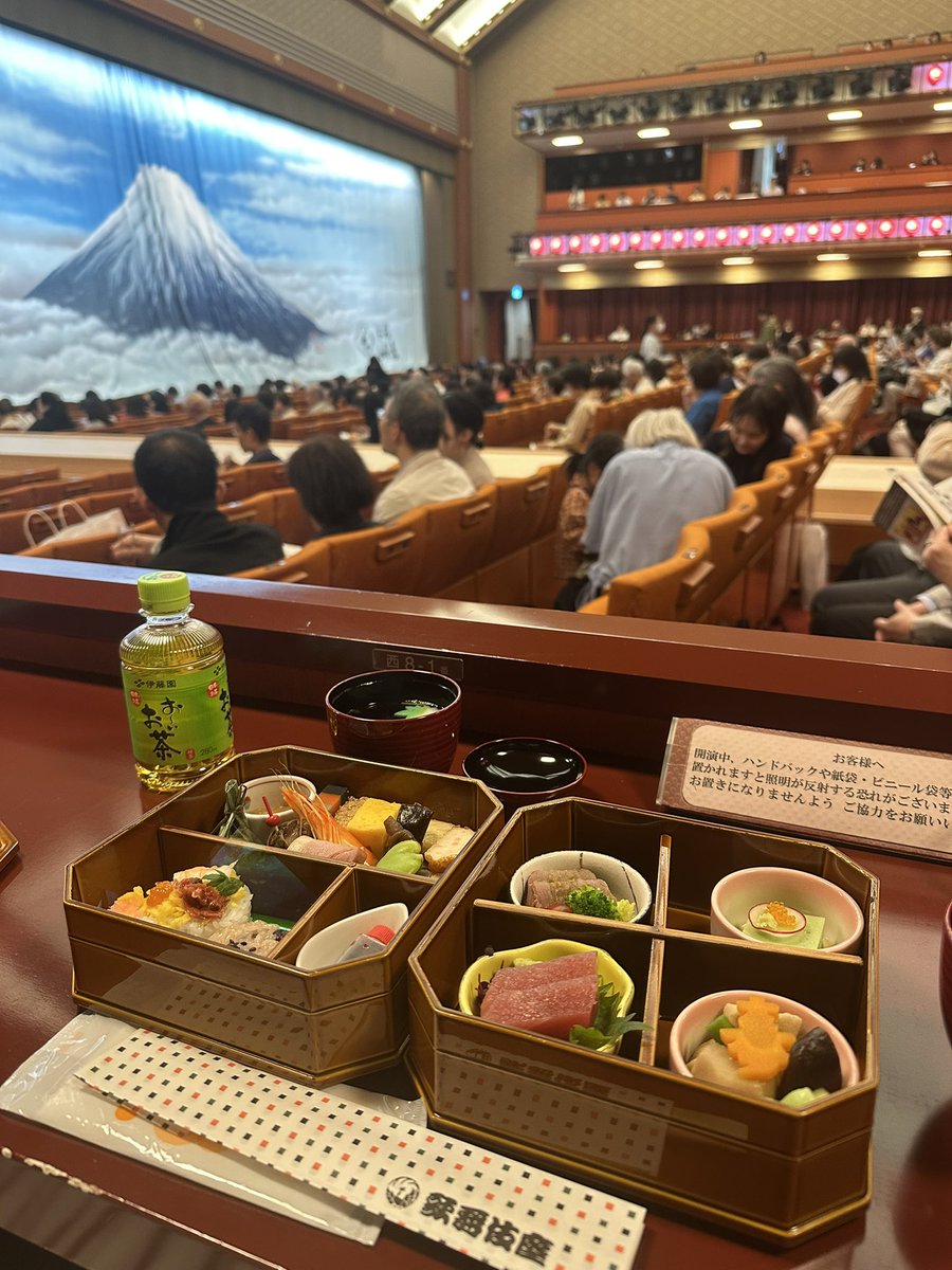 cocotak's tweet photo. 今回は、歌舞伎座で行われた「團菊祭五月大歌舞伎」を贅沢に満喫してきました！
なんと…！花道がすぐ近くに見える「西桟敷席」で観劇。
大好きな《勧進帳》に胸アツになりつつ、桟敷席限定のお弁当までいただいちゃいました。

動画はコチラ→ https://t.co/n10eDW3J6k

#歌舞伎
 #團菊祭
 #勧進帳 https://t.co/Hw5qDZoBan
