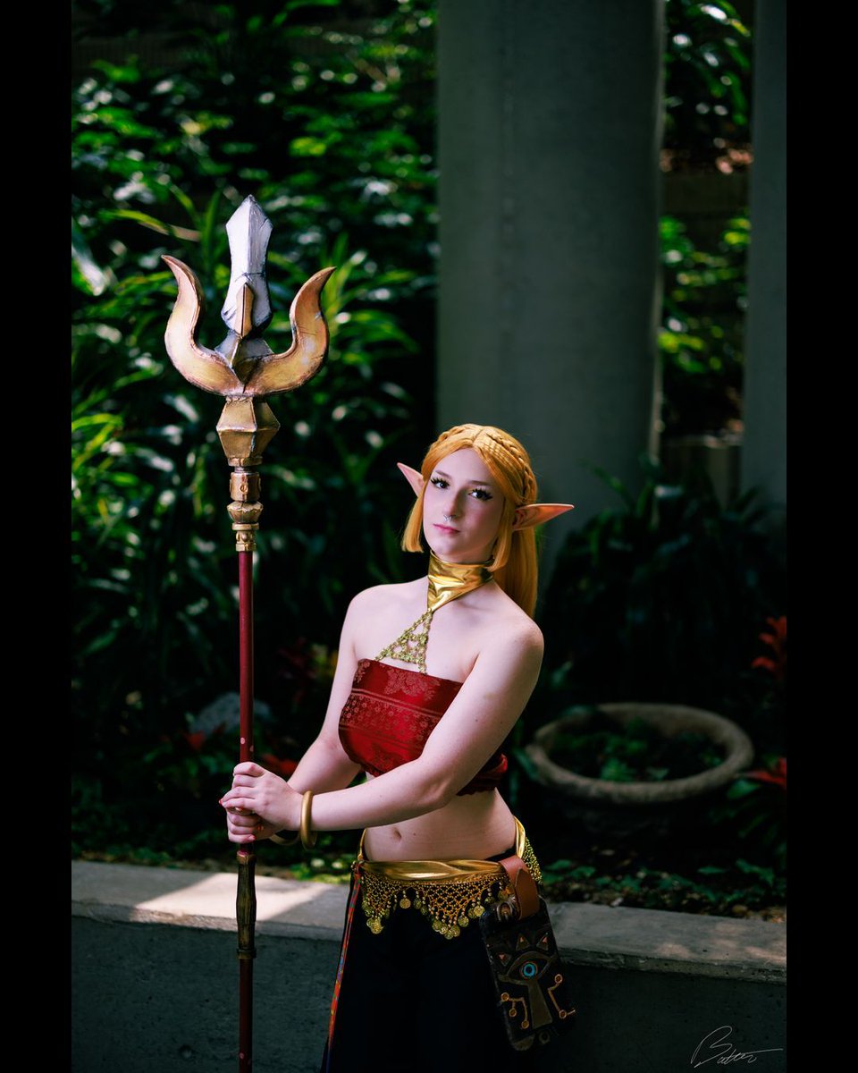 butterphoto's tweet photo. Her voice carries the wind’s stillness. When she speaks, even the bladesmiths listen. 
#momocon #momocon2025 #cosplay #legendofzelda #lozcosplay #gerudo #zelda #hyrule https://t.co/8GaxSUwxqa