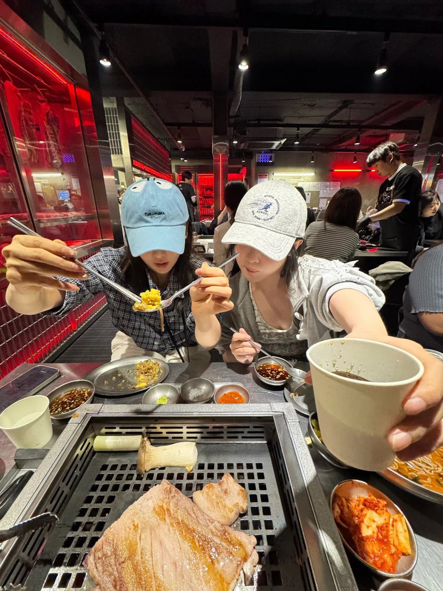 chaoyuei's tweet photo. You guys eat first! Happy weekend yall ✨ https://t.co/1H0rWwtHV1