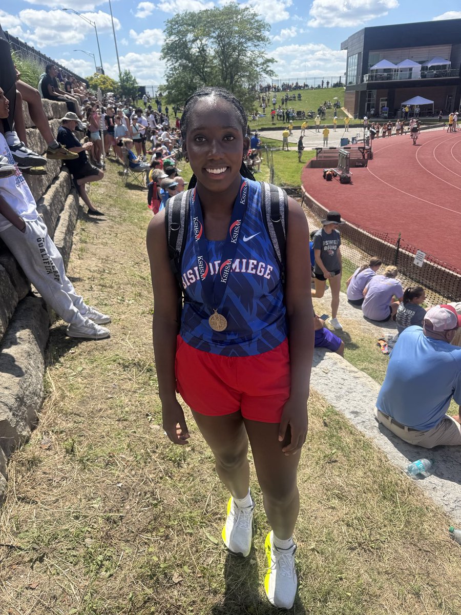 MiegeTrack's tweet image. Your 4A girls shot put STATE CHAMPION! Junior Jayla McClinton throws 38’8 to claim the state title. Way to go Jayla! 🥇