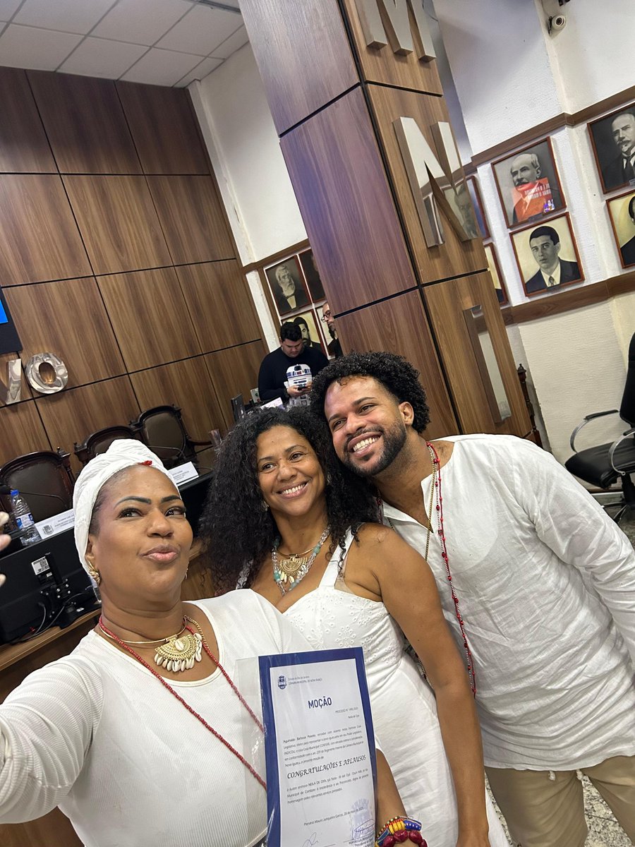 Andersonlsrod's tweet photo. O Àṣẹ é vivo quando transpassa os limites do eu.
Àṣẹ é Àṣẹ quando, de forma sabia, justa e até combativa trás dignidade aos outros.
Sou Àṣẹ. Hoje e sempre!
.
Obrigado Nova Iguaçu pelo reconhecimento da luta que continua!
Mọdupẹ! https://t.co/jx7yQwzUaa