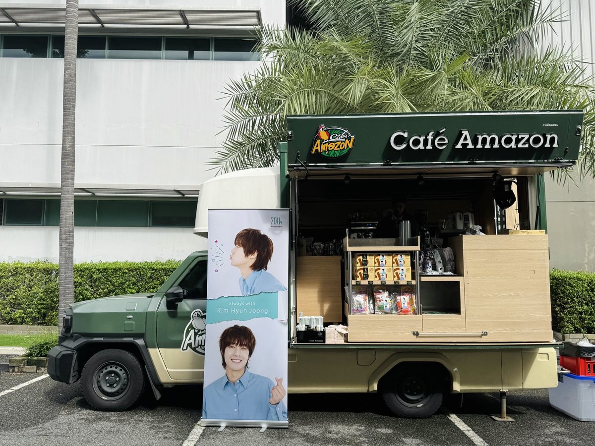 KimImmAme's tweet photo. Serve Your Fresh and FREE! 😘

Staffs > 9:00 am and all day long
Fans > 12.00 pm onwards just show your KHJ ticket

Grab your Thai Tea
Sip your Favorite Coffee 
and Enjoy The Show

#2025KimHyunJoongWorldTourFilamentinBangkok
#คิมฮยอนจุง
#김현중
#KimHyunJoong
#キムヒョンジュン https://t.co/tTTnXK9oN5