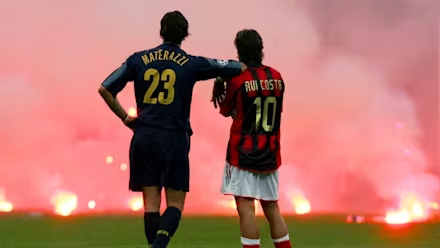 Noitedecopa's tweet photo. 🎨As cores:

Quando fundaram a Inter, a escolha foi simples e poética: o azul representando o céu e o preto, a noite. Um contraste direto com a escolha do rival Milan (vermelho e preto). Foi também uma forma de se diferenciar e criar uma nova identidade. Não tem nenhuma relação direta com as cores da cidade, que são vermelho e branco — ou seja, as cores da Inter são totalmente uma marca própria.