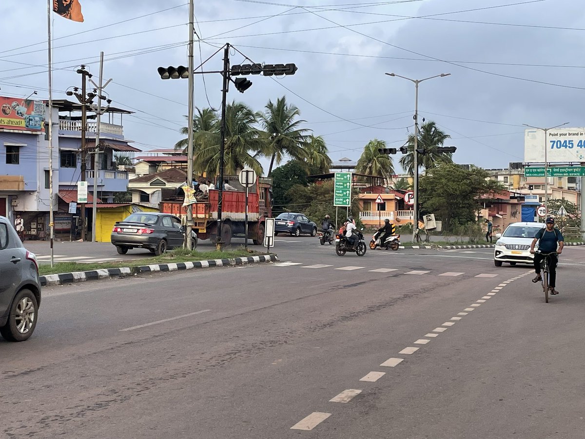 chandanscorp's tweet photo. Traffic chaos at M.E.S due to non-functional traffic signals. Request immediate attention from @DGP_Goa @Goa_Cops @SPTrafficGoa. Media coverage by @goanewshub @InGoa24x7 @PrimeTVGoa @goa365tv1 would help raise awareness. #GoaTraffic #GoaPolice https://t.co/eFf7g3ZxPM