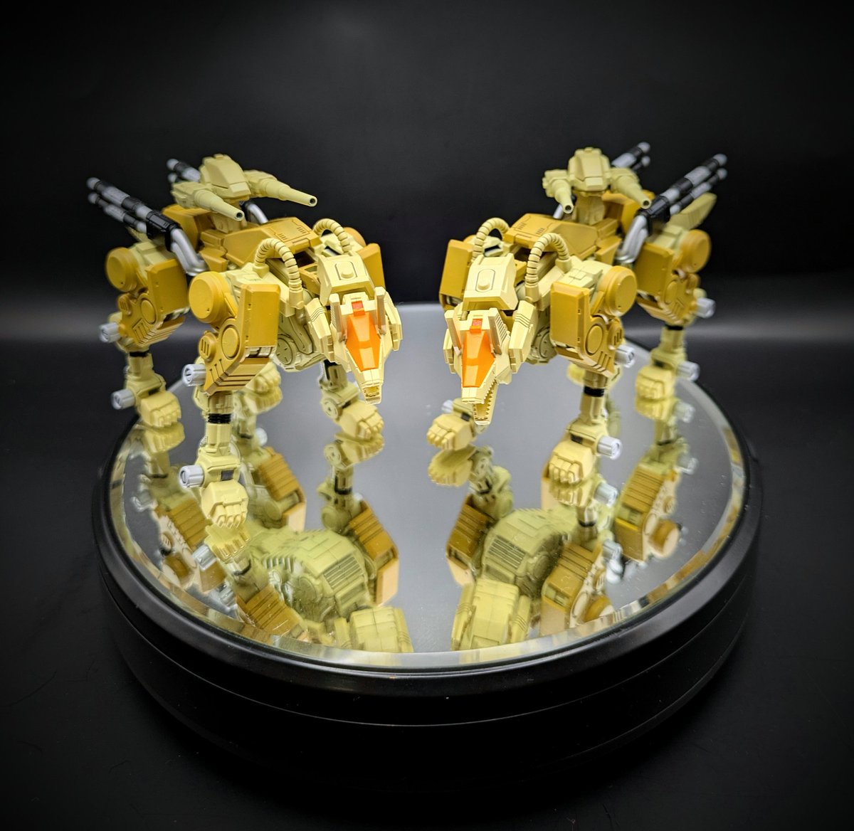 1207_zoids's tweet image. コマンドウルフ デザルトアルコバレーノ仕様の撮影をしました!
2機並ぶと本当に狛犬みたいですね笑
#コマンドウルフ #ゾイド
