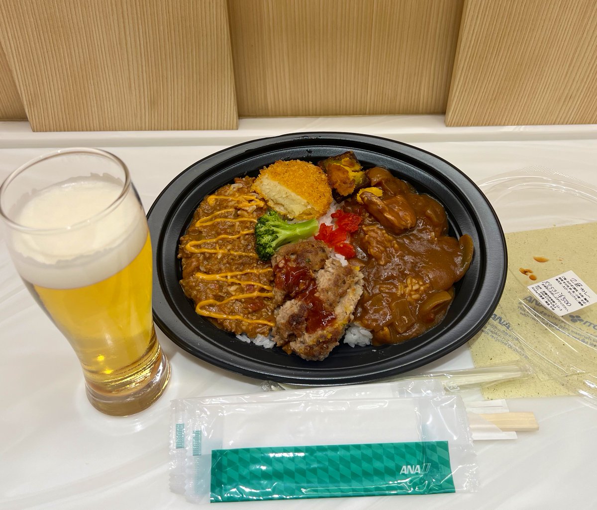 シャロン行きーのラウンジで、こたろうさんにばったり😳
今度のカレーオフ会でまた🍻✨
ということで、今日は二色カレー弁当🍛

＃いなり修行