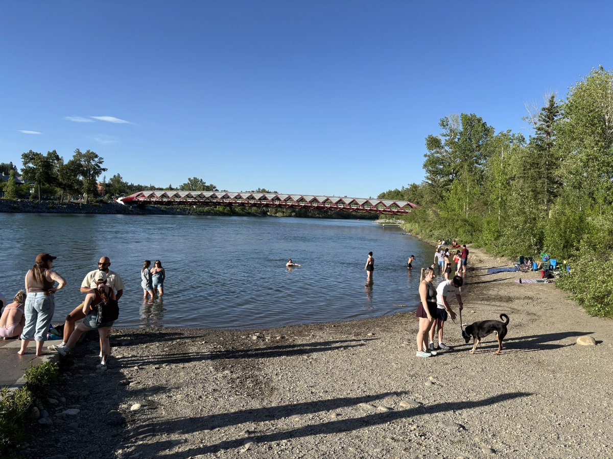 everydaytourist's tweet image. Downtown’s west end needs a beach. Could this be the location just clear out some of the bush and spread out some sand and they will come. let’s make downtown a great place to live. @YYCTKW @calgaryparks @downtowncalgary #urbanbeach #publicspaces.
